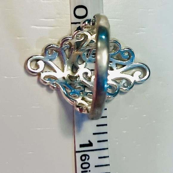 Elegant Silver Swirl Ring - Picture 6 of 7